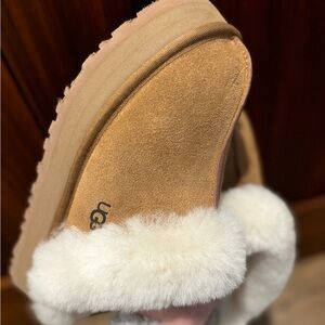 UGG disquetta platform slipper - Size 8 fits like 7 because of fuzzy inside